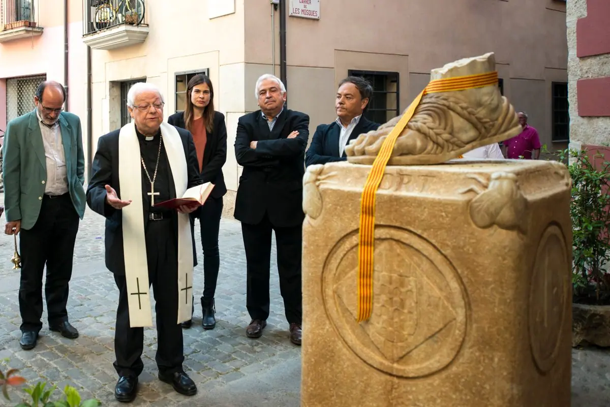 El obispo Francesc Pardo (q. e. p. d.) bendice la Petjada de Sant Narcís el día de su inauguración, en mayo de 2015