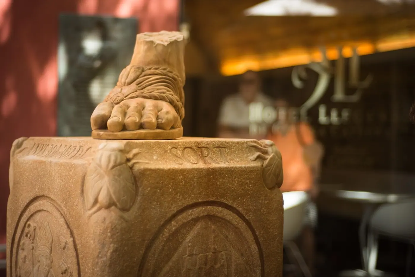La Petjada de Sant Narcís, ante el Hotel-Museu Llegendes