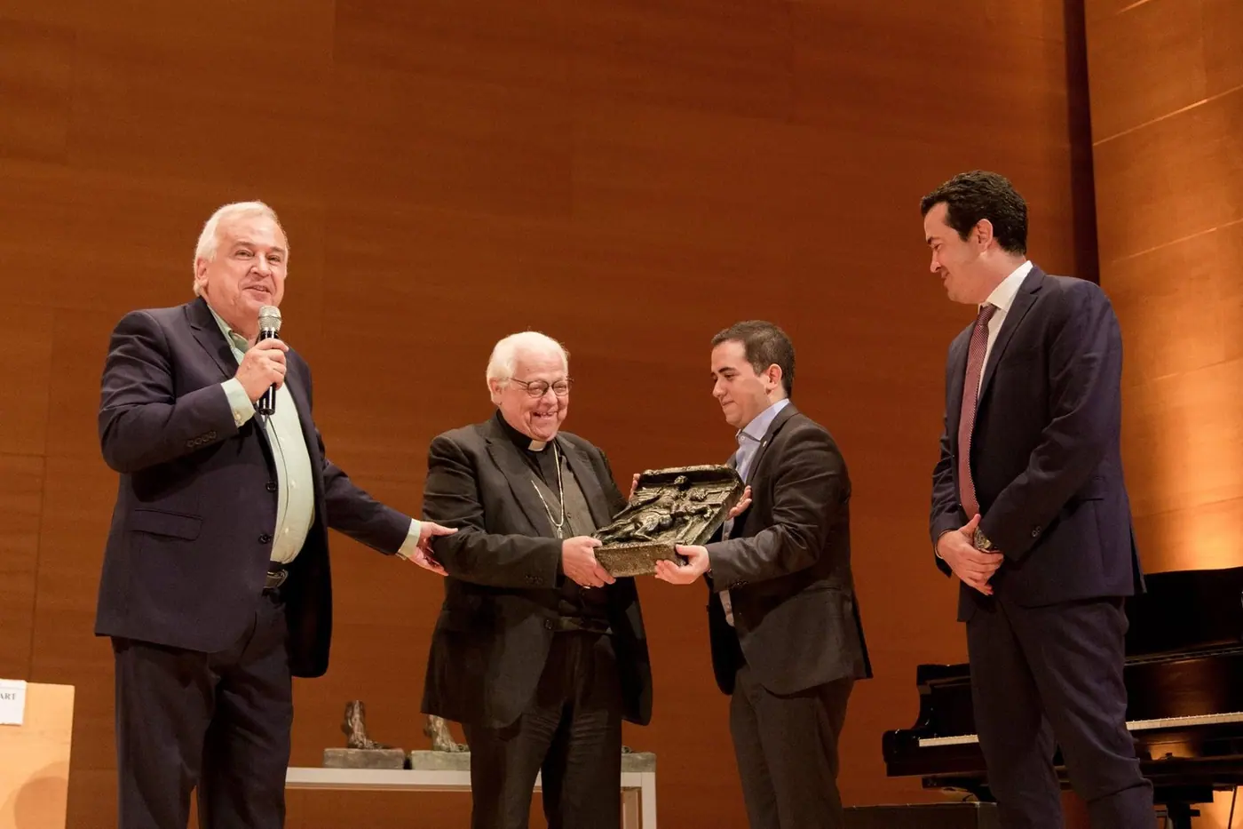 Carles Mallart, micrófono en mano, y Aleix Adam entregan un reconocimiento al obispo de Girona Francesc Pardo (q. e. p. d.)