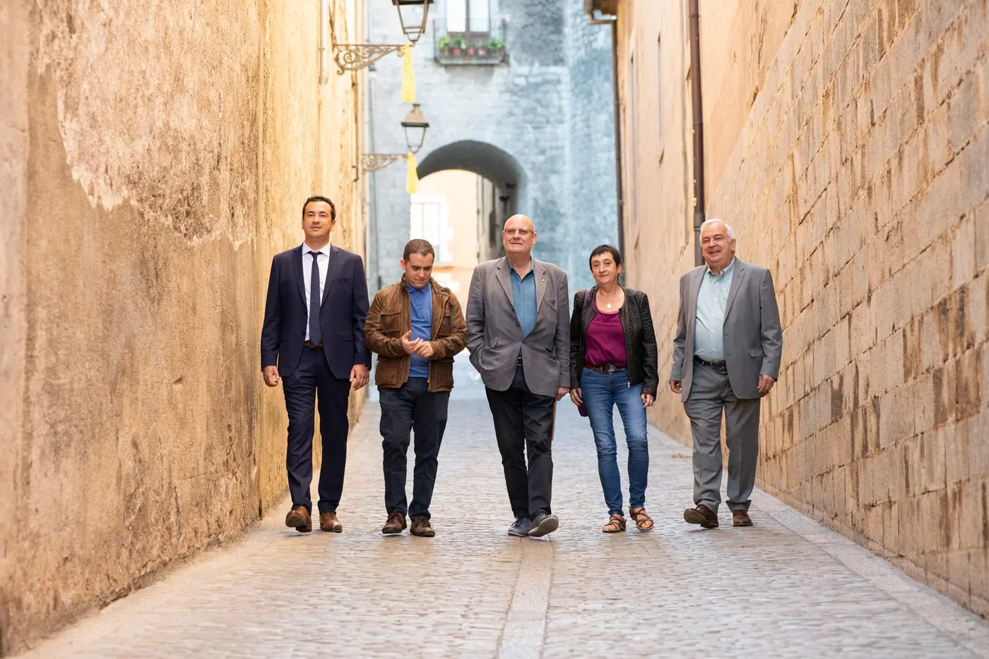 Marc Mallart, Aleix Adam, el Dr. Narcís Bardalet, Tura Soler y Carles Mallart, de izquierda a derecha, en la subida a la catedral de Girona