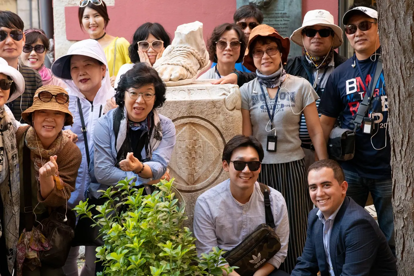 Grupo de turistas con Aleix Adam, autor de la Petjada de Sant Narcís