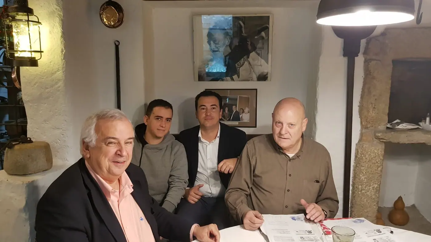 Carles Mallart, Aleix Adam, Marc Mallart y el Dr. Narcís Bardalet, de izquierda a derecha, el día en que el doctor donó a la Fundació Privada Dalmatius Moner los pelos de Salvador Dalí, en el restaurante del Hotel Duran de Figueres