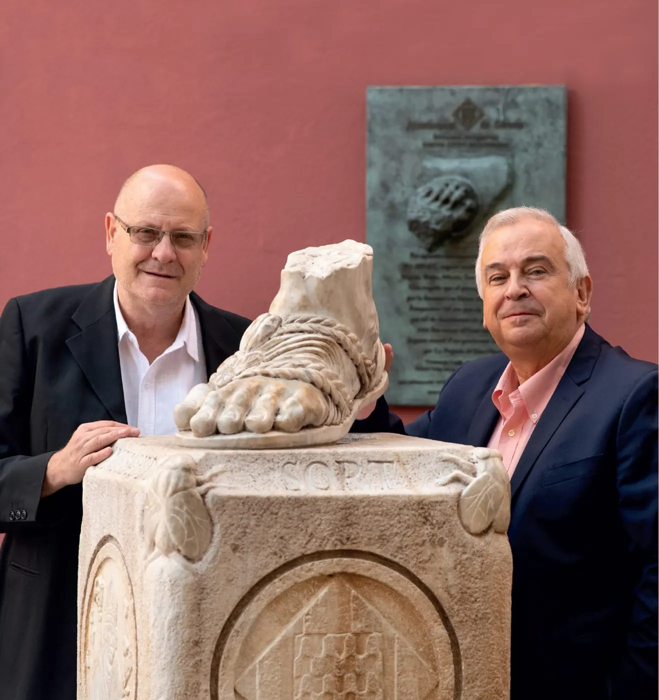 El Dr. Narcís Bardalet y Carles Mallart junto a la Petjada de Sant Narcís