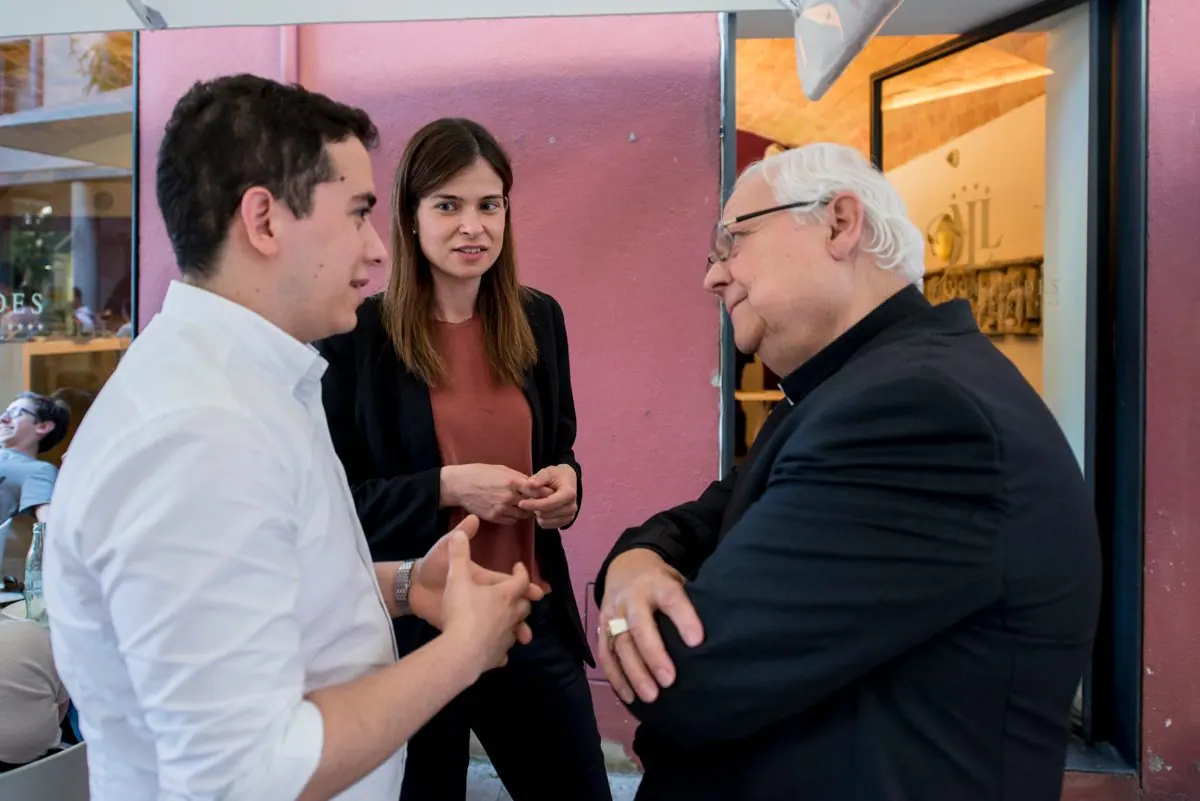 Aleix Adam y Anna Mallart conversan con el obispo Francesc Pardo (q. e. p. d.) ante el Hotel-Museu Llegendes