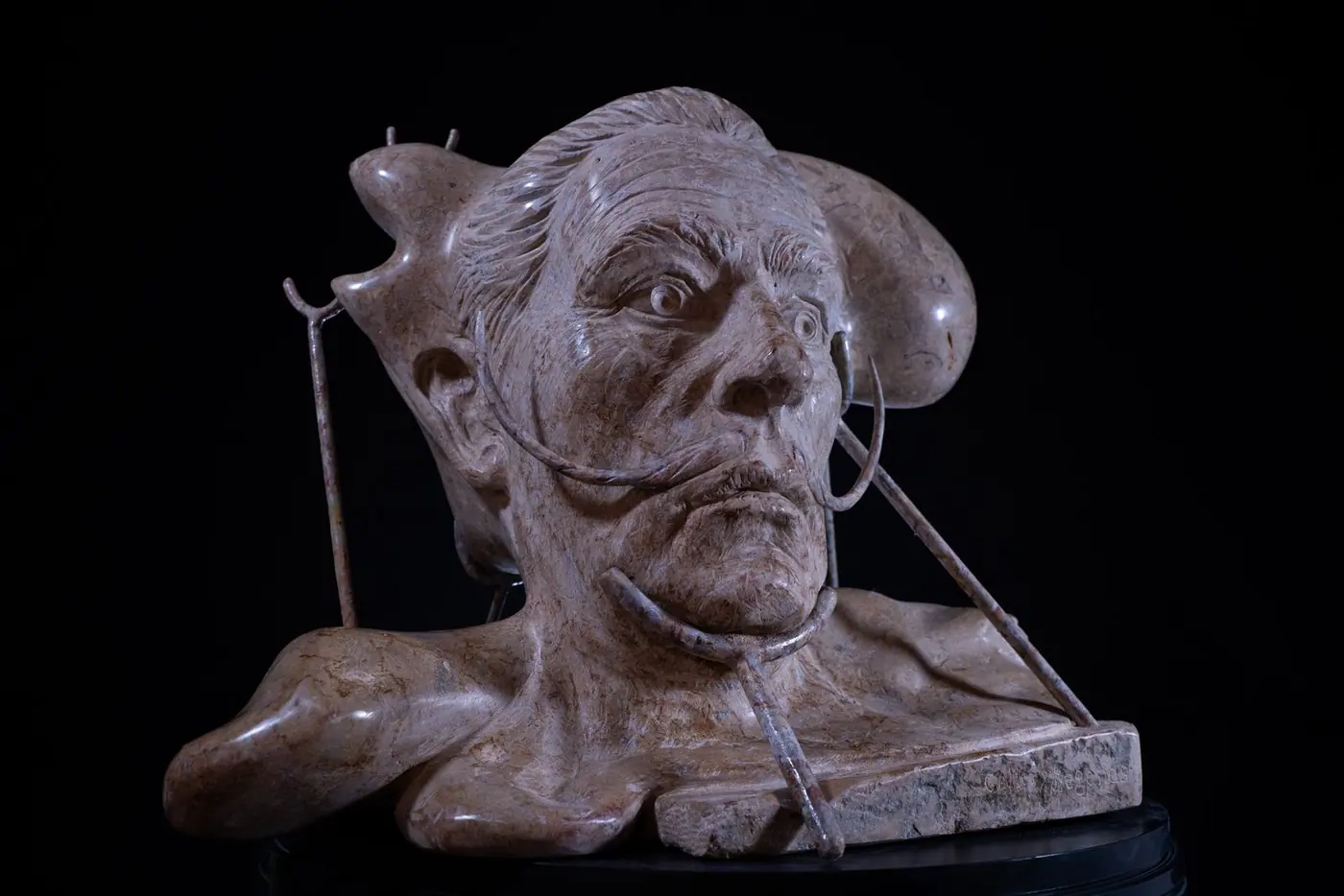 Detalles: La metamorfosis plástico-surrealista del autorretrato de Salvador Dalí