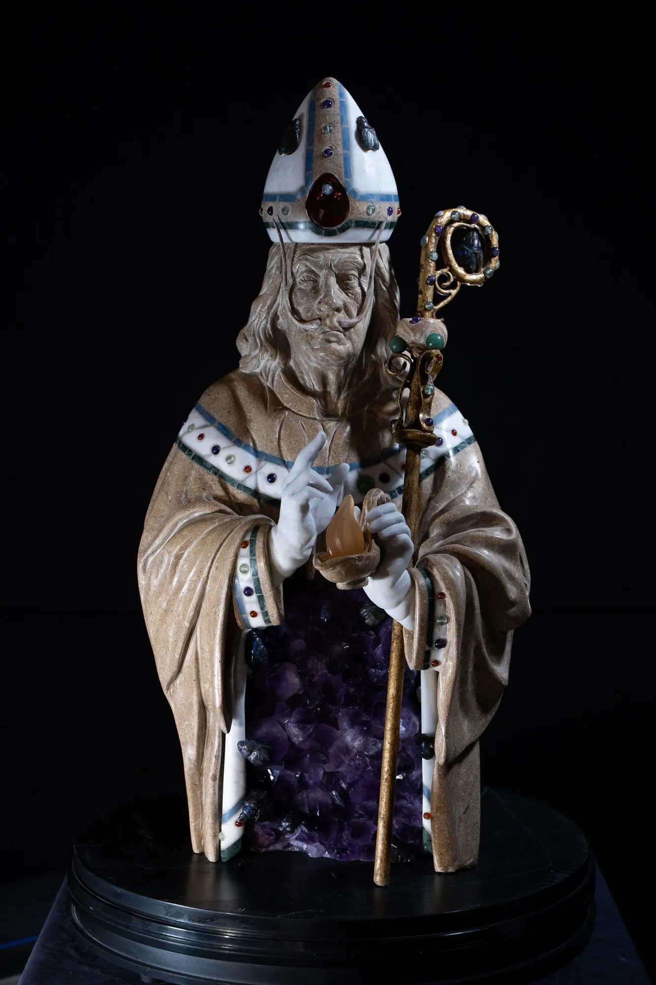 Escultura de San Narciso con báculo y mitra