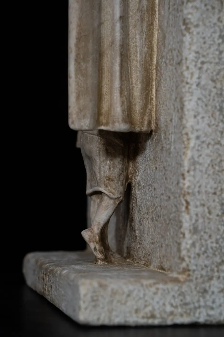 Detalles: Figura en una ventana, cuadro de Dalí de 1925