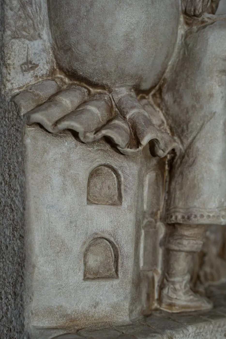 Detalles: Salvador Dalí haciendo acrobacias en su casa de Portlligat