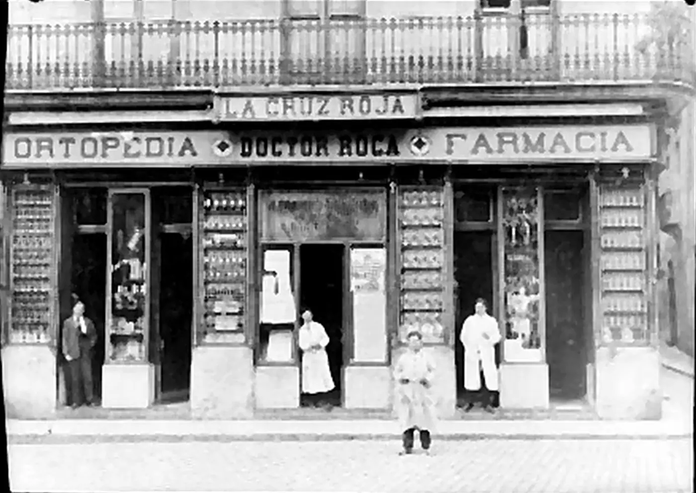 Farmacia y ortopedia La Cruz Roja, del doctor Roca, a principios del siglo XX