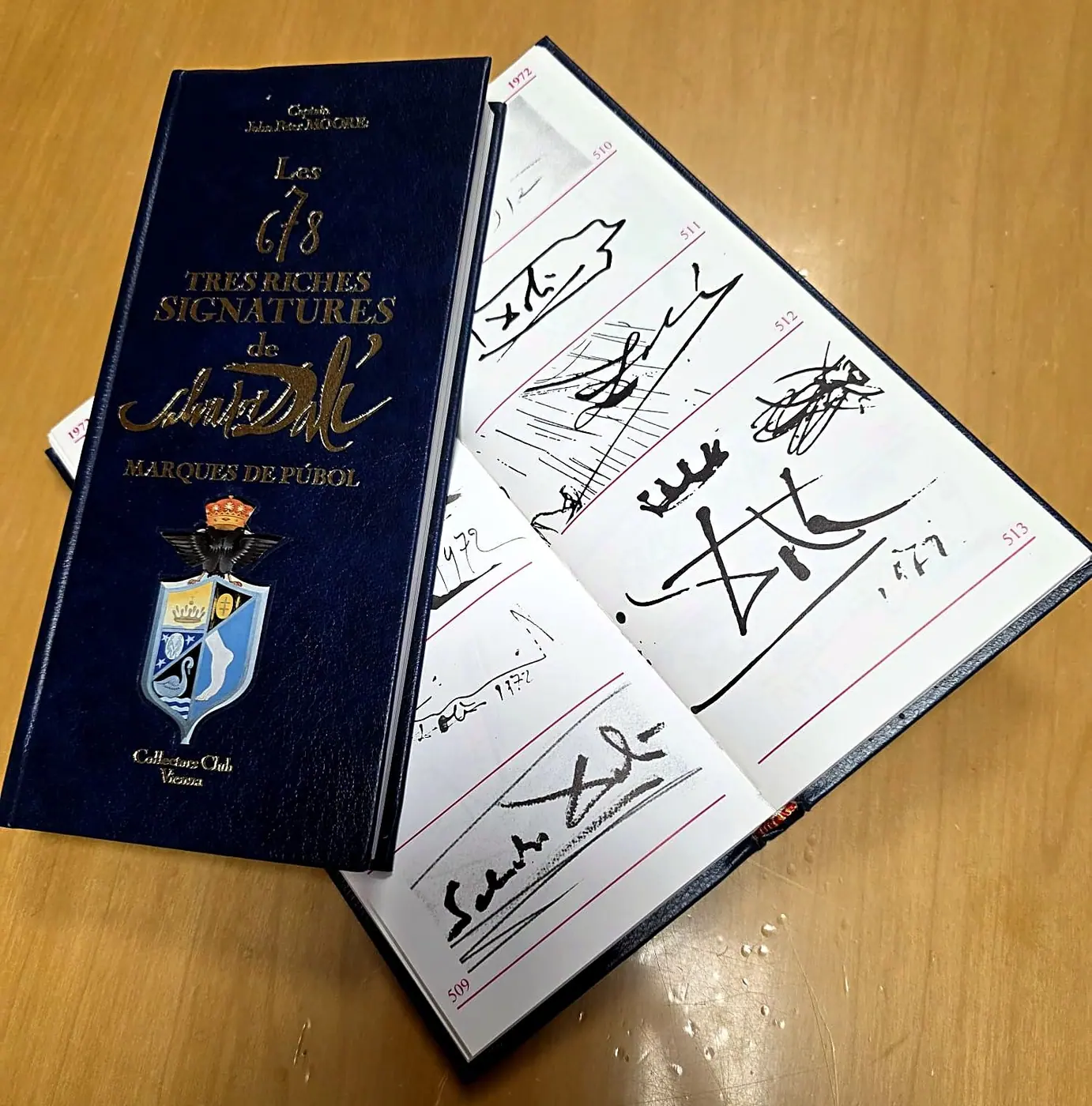 «Les 678 très riches signatures de Salvador Dalí, marquès de Púbol», libro del capitán John Peter Moore, secretario de Dalí