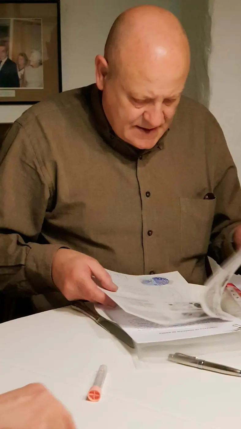 El Dr. Narcís Bardalet donando a la fundación los pelos de Salvador Dalí en el restaurante del Hotel Duran