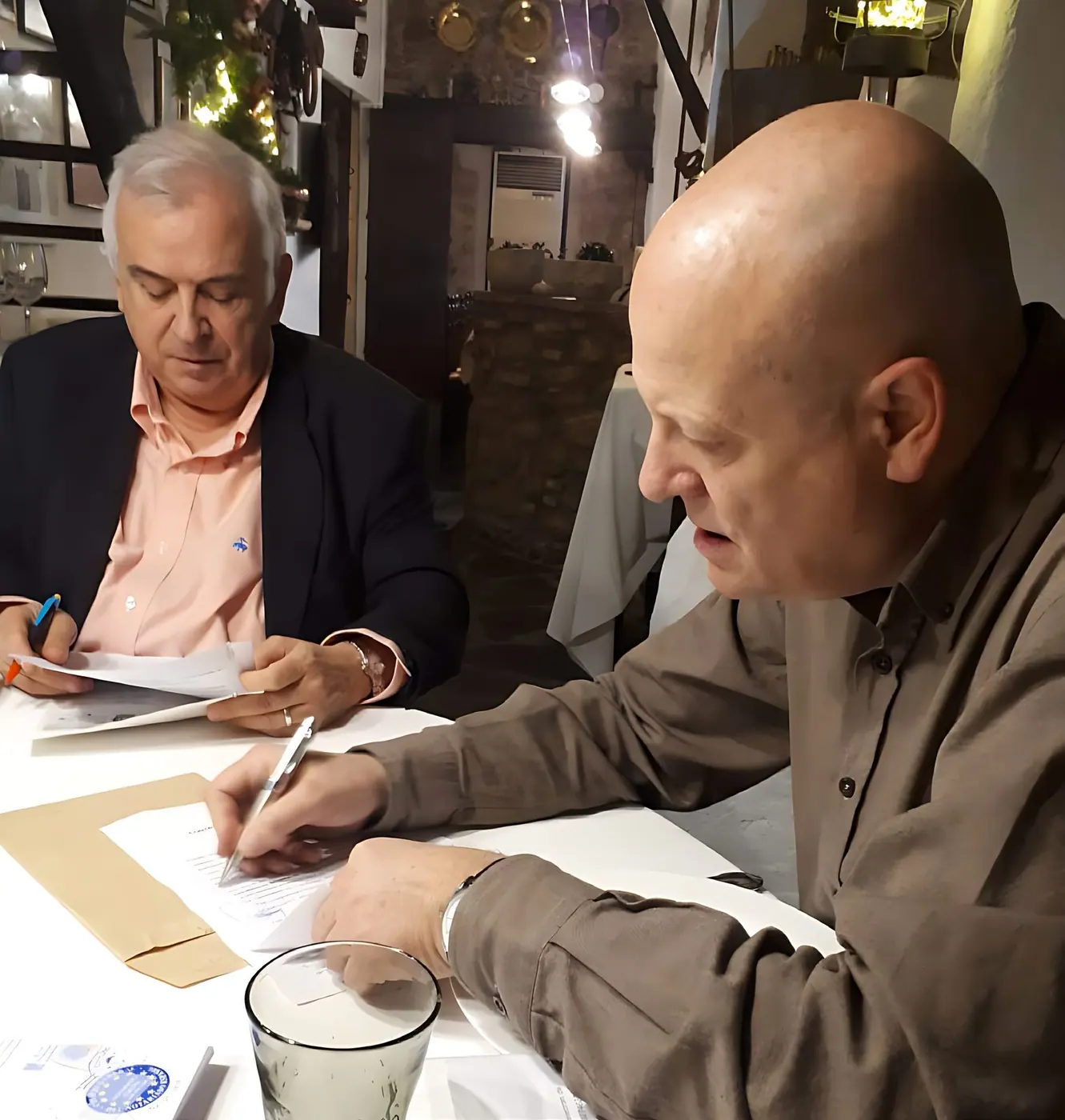 Carles Mallart y el Dr. Narcís Bardalet firman la donación de los pelos de Salvador Dalí a la Fundació Privada Dalmatius Moner, en el restaurante del Hotel Duran de Figueres