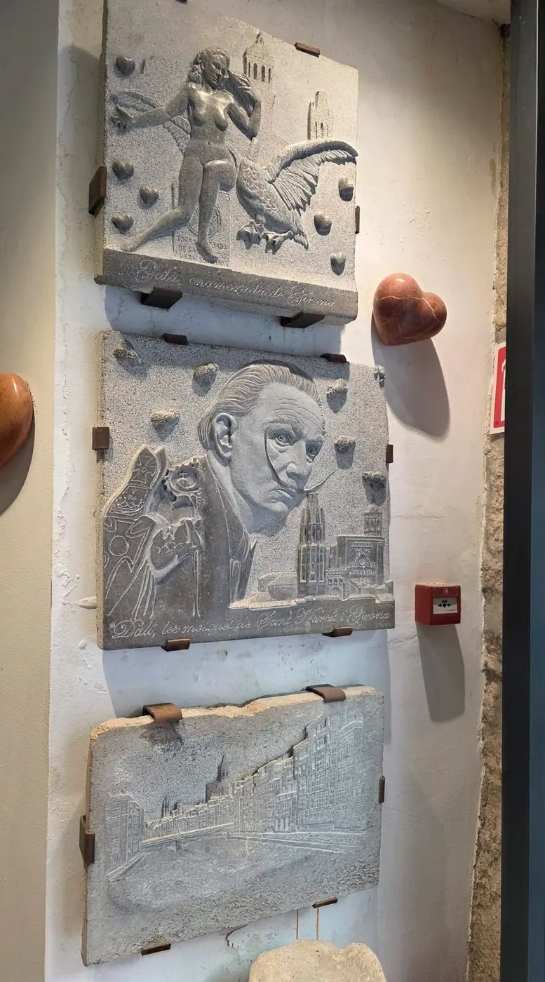 Relieves fijados en un muro del Hotel-Museu Llegendes