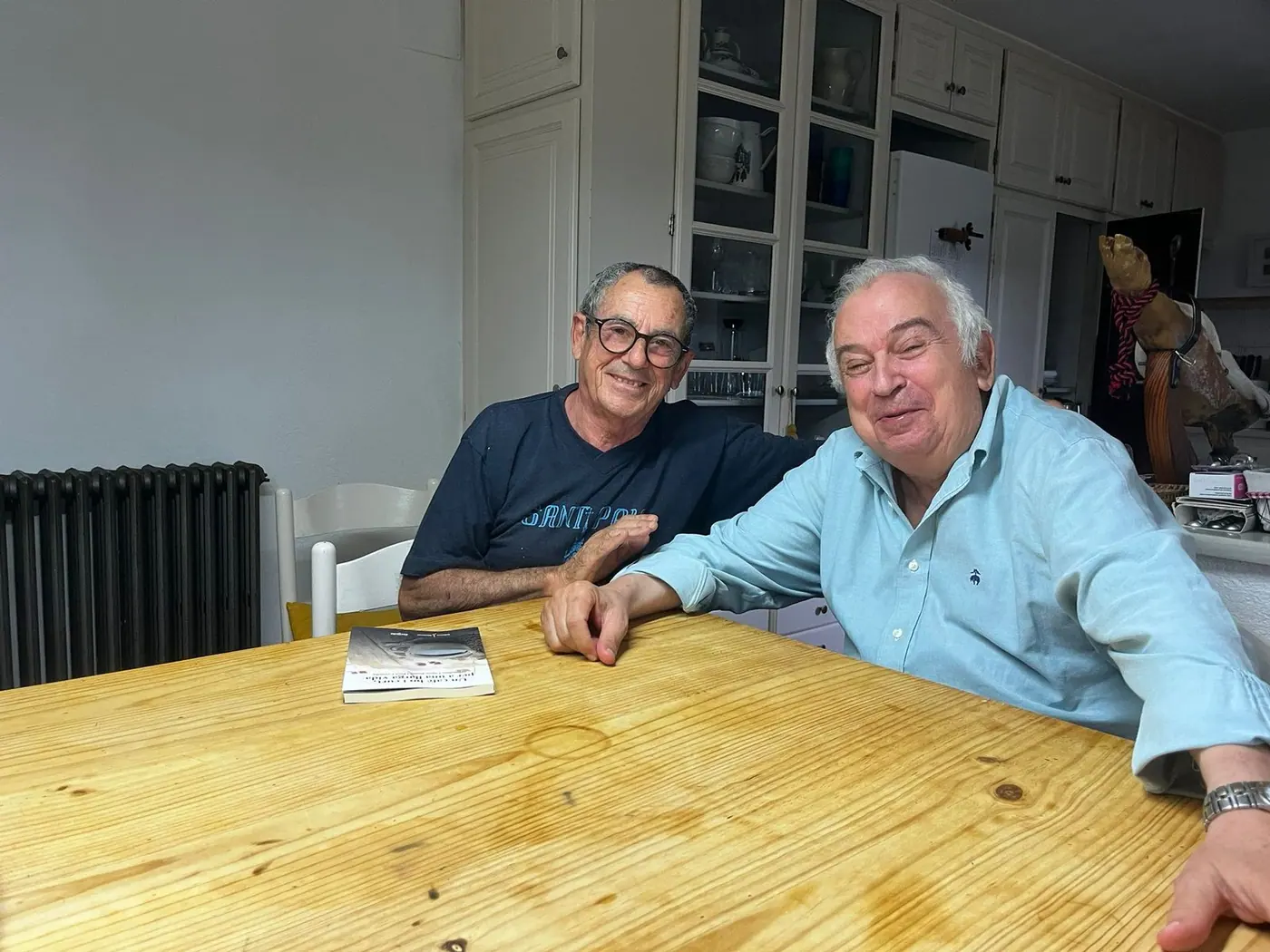 El Dr. Secundino López Pousa con Carles Mallart, durante la entrevista