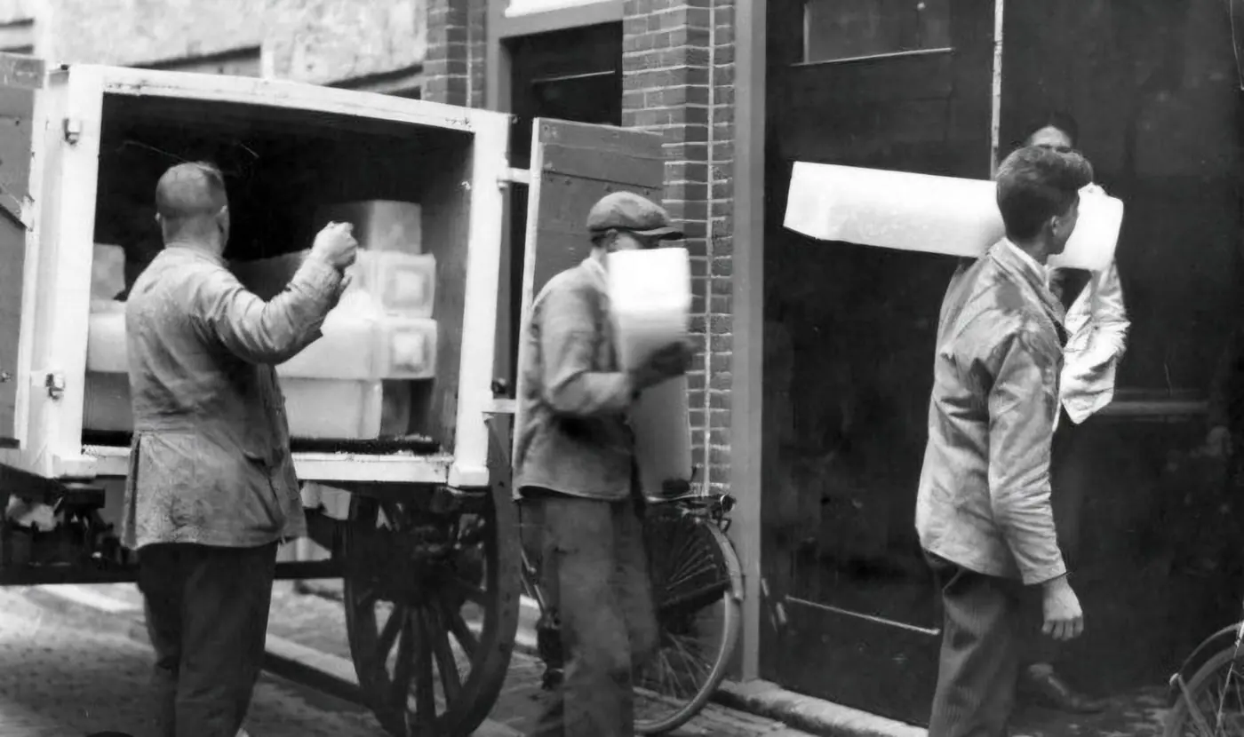 Repartidores de hielo a principios del siglo XX. Antes de que hubiera neveras eléctricas en las casas, el hielo se fabricaba en grandes barras y se llevaba a domicilio para enfriar las neveras de madera y conservar los alimentos