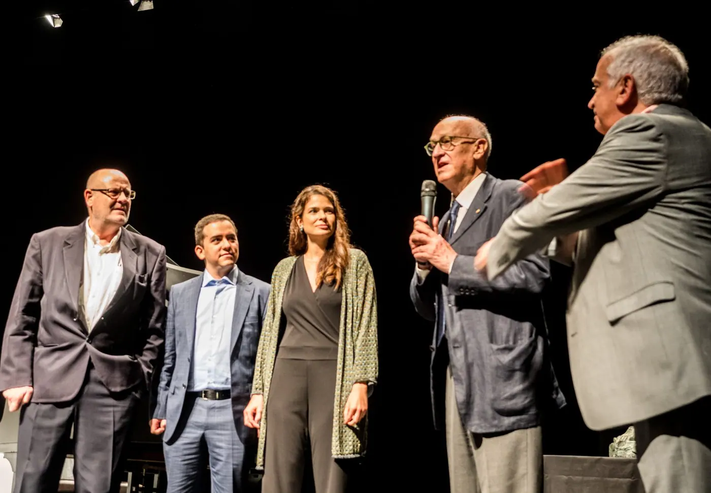 El Dr. Narcís Bardalet, Aleix Adam, Anna Mallart, el exalcalde de Figueres Marià Lorca y Carles Mallart, de izquierda a derecha, en la presentación del libro «Lo que me han enseñado los muertos»